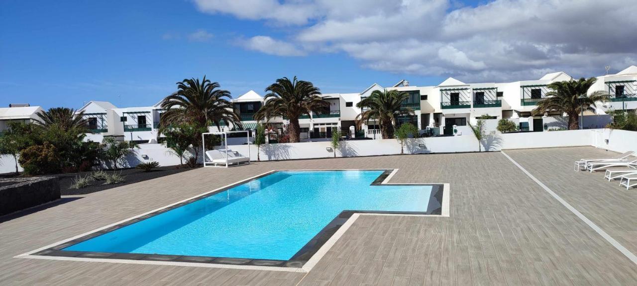 Luminosa Vivienda Vacacional Con Vista A La Piscina Costa Teguise Luaran gambar